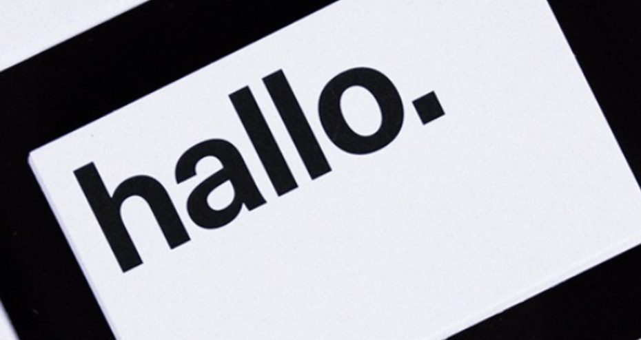 Visitenkarte mit dem Wort hallo.